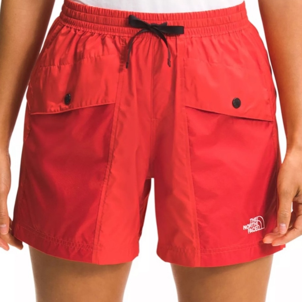 The North Face women’s windwall outline shorts horizon red Size Medium, New!